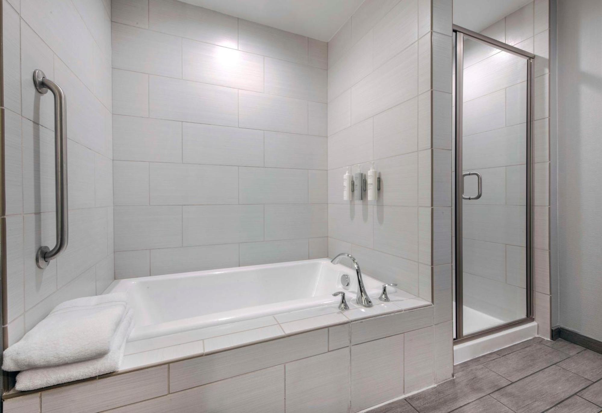 Hilton Garden Inn Raleigh Кэри Экстерьер фото
